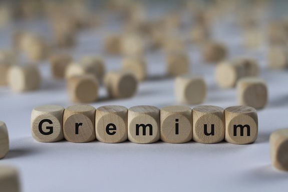 Bauklötze liegen nebeneinander, auf ihnen Buchstaben, die zusammen das Wort "Gremium" ergeben.