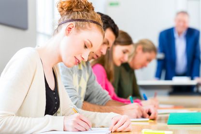 Studierende beim Lernen in der Klasse